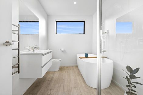 Photo of property in 2 Matakanui Lane, Wanaka, 9305