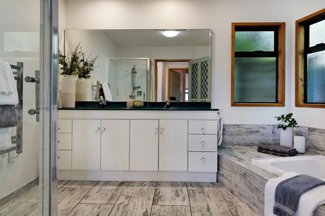 Photo of property in 26 Piha Road, Piha, 0772