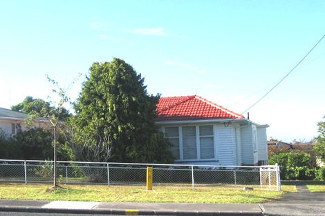 Photo of property in 75 Pupuke Road, Northcote, Auckland, 0627