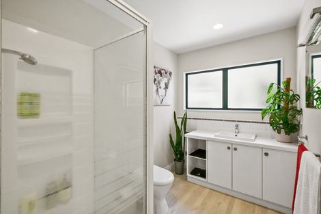 Photo of property in 117 Mangorei Road, Merrilands, New Plymouth, 4312