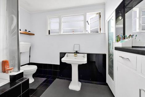 Photo of property in 14 Dives Avenue, Hawera, 4610