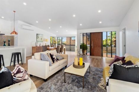 Photo of property in 2/23 Montgomery Avenue, Rothesay Bay, Auckland, 0630