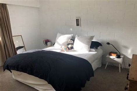 Photo of property in 12 Garmons Way, Castor Bay, Auckland, 0620