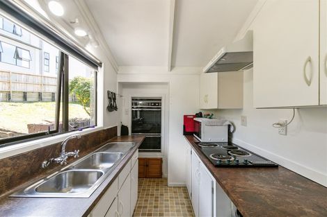 Photo of property in 69 Easton Park Parade, Glenfield, Auckland, 0629