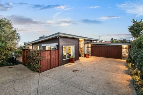 Photo of property in 5a Bernleigh Terrace, West Harbour, Auckland, 0618