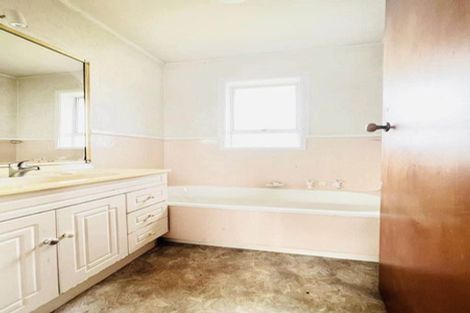 Photo of property in 68b Botany Road, Botany Downs, Auckland, 2010