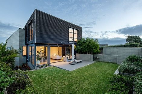 Photo of property in 25 Seaview Road, Castor Bay, Auckland, 0620