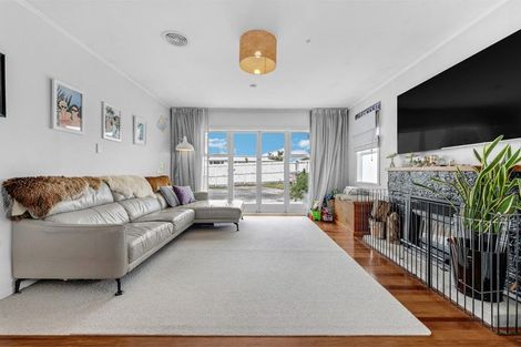 Photo of property in 20 Sylvan Crescent, Te Atatu South, Auckland, 0610