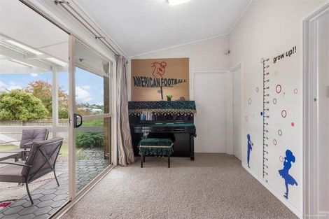 Photo of property in 1 Fowey Avenue, Te Atatu South, Auckland, 0610