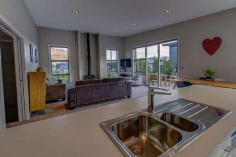 Photo of property in 2 Kahu Close, Wanaka, 9305