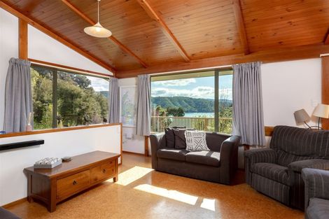Photo of property in 21 Amelia Crescent, Waikawa, Picton, 7220