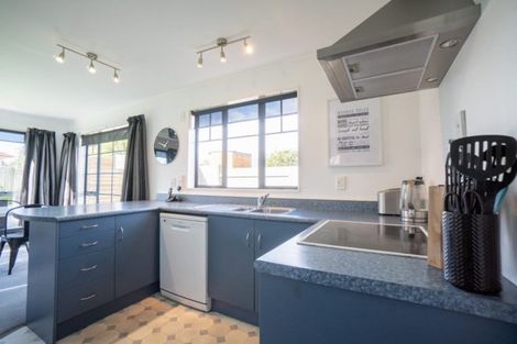 Photo of property in 8 Logan Place, Kelvin Grove, Palmerston North, 4414