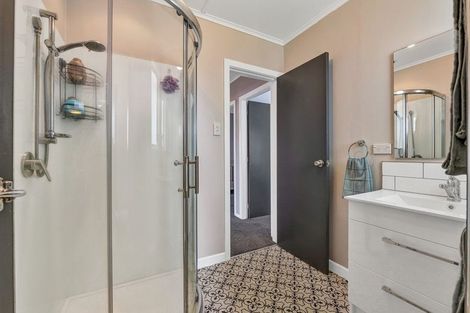 Photo of property in 33 Turakina Street, Merrilands, New Plymouth, 4312