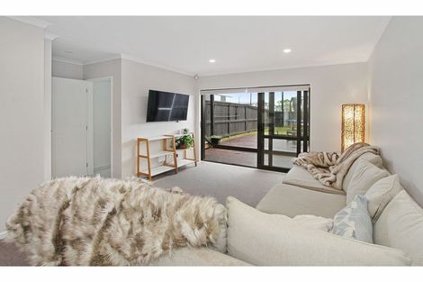 Photo of property in 8b Lumbarda Drive, Kumeu, 0810