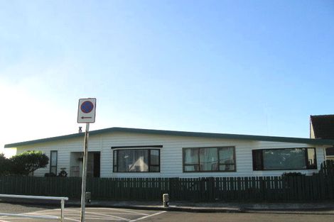Photo of property in 6 Toms Road, Titahi Bay, Porirua, 5022