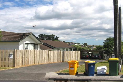 Photo of property in 2/16 Cabello Place, Unsworth Heights, Auckland, 0632