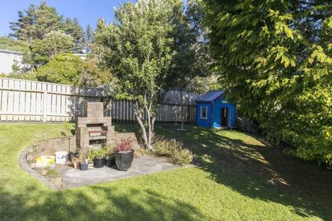 Photo of property in 76 Raroa Terrace, Tawa, Wellington, 5028