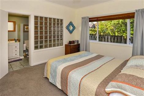 Photo of property in 11 Otakau Road, Milford, Auckland, 0620