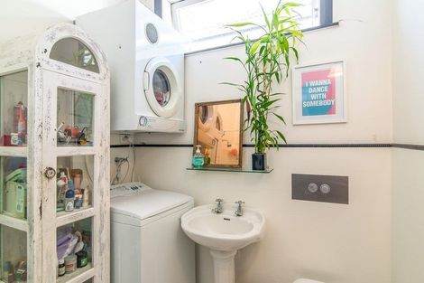 Photo of property in 15 Dee Street, Island Bay, Wellington, 6023