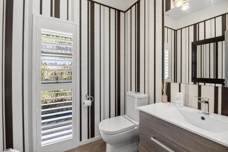 Photo of property in 28 Connemara Court, West Harbour, Auckland, 0618