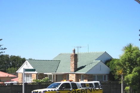 Photo of property in 174 Onewa Road, Northcote, Auckland, 0626