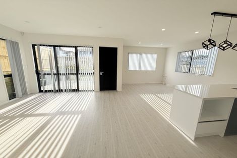 Photo of property in 127 Oreil Avenue, West Harbour, Auckland, 0618