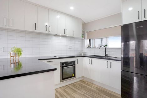 Photo of property in 2/10 Charisma Place, Randwick Park, Auckland, 2105