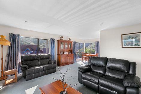 Photo of property in 9 Kapil Grove, Khandallah, Wellington, 6035