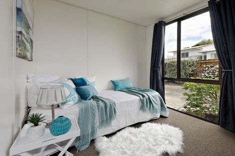 Photo of property in 1/4 Hanson Place, West Harbour, Auckland, 0618