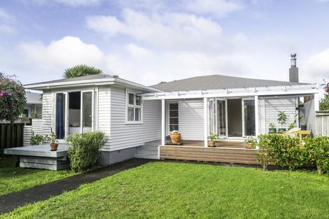 Photo of property in 15 Enderby Drive, Te Atatu Peninsula, Auckland, 0610