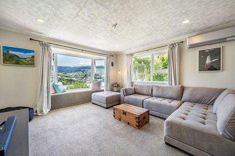 Photo of property in 42 Taylor Terrace, Tawa, Wellington, 5028