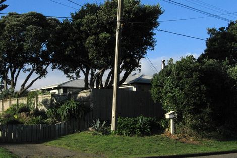 Photo of property in 11 Rauparaha Street, Waikanae Beach, Waikanae, 5036