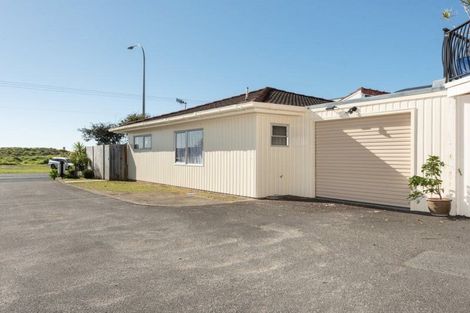Photo of property in 1/1004 Papamoa Beach Road, Papamoa Beach, Papamoa, 3118