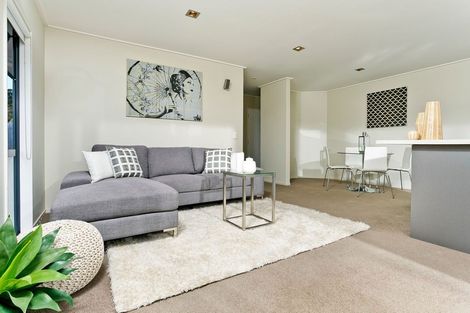 Photo of property in 229a Wairau Road, Totara Vale, Auckland, 0627