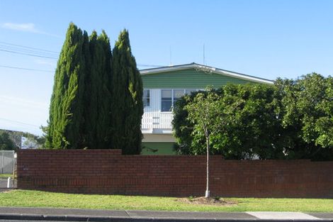 Photo of property in 81 Pupuke Road, Northcote, Auckland, 0627