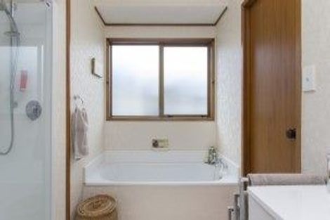 Photo of property in 25 Beechdale Crescent, Pakuranga Heights, Auckland, 2010