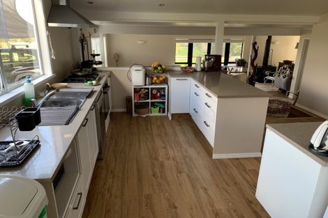 Photo of property in 63 Tawa Road, Kumeu, 0891