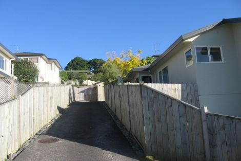 Photo of property in 2/12 Mossop Rise, Glenfield, Auckland, 0629