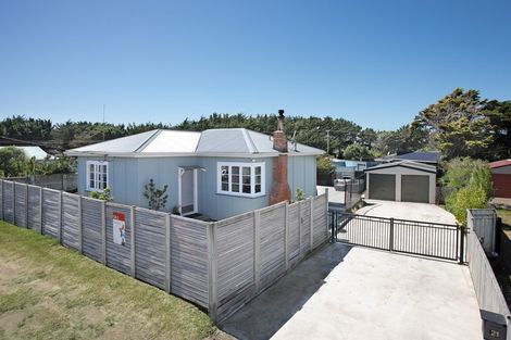 Photo of property in 21 Signal Street, Foxton Beach, Foxton, 4815