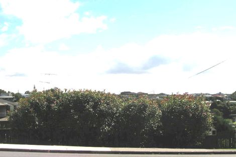 Photo of property in 1/870 Beach Road, Waiake, Auckland, 0630