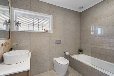 Photo of property in 2/232 East Coast Road, Forrest Hill, Auckland, 0620