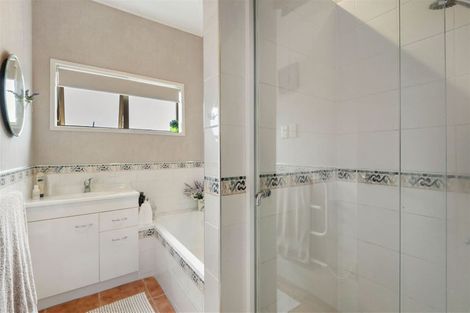 Photo of property in 1/10 Kiteroa Terrace, Rothesay Bay, Auckland, 0630