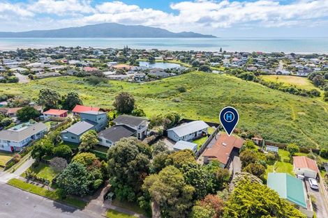 Photo of property in 63 Queens Road, Waikanae Beach, Waikanae, 5036