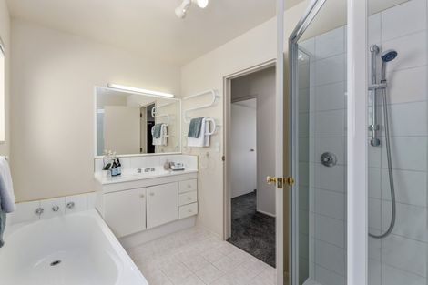 Photo of property in 2/23 Wairau Road, Forrest Hill, Auckland, 0627