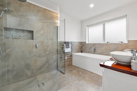 Photo of property in 16 Semillon Avenue, Henderson, Auckland, 0612