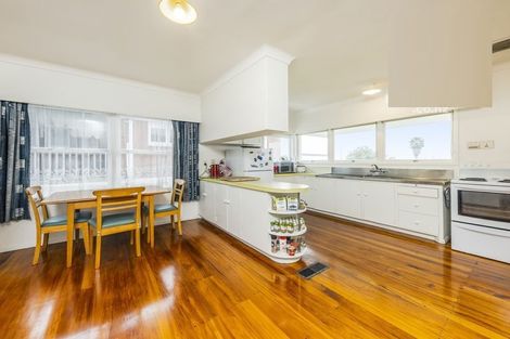 Photo of property in 520 Glenfield Road, Glenfield, Auckland, 0629