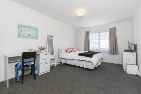 Photo of property in 1/104 Manhattan Heights, Glendene, Auckland, 0602