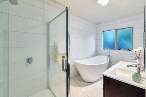 Photo of property in 32 Canary Place, Unsworth Heights, Auckland, 0632