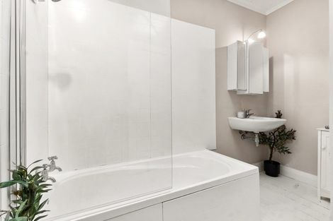 Photo of property in 10a Waterview Road, Stanley Point, Auckland, 0624