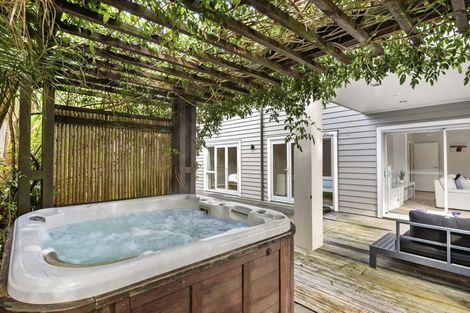 Photo of property in 1/36 Browns Bay Road, Rothesay Bay, Auckland, 0630